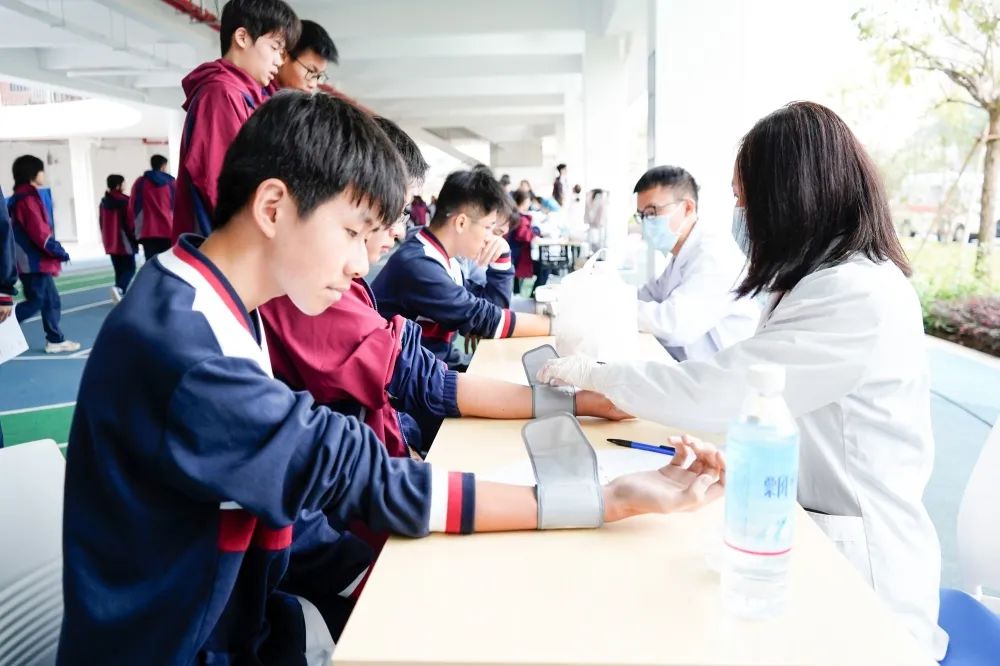 重视校园体检，守护学子健康！