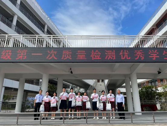优秀学子风采  靠近光，追逐光，成为光，散发光