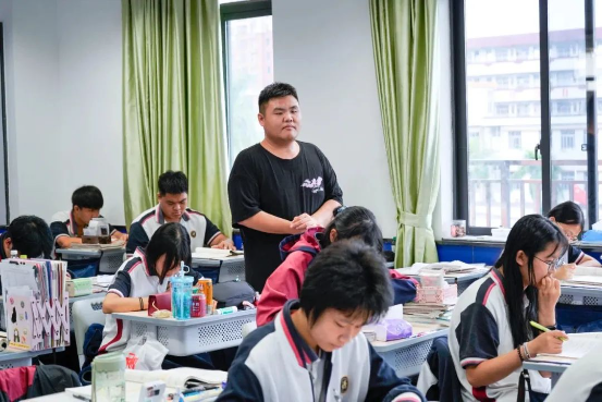 初心隽永，潜心笃行  荣源龙高级中学新教师上岗汇报课活动总结
