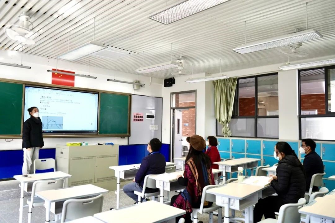 数学科组  手执粉笔，解世事代数；雄怀壮志，问人生几何！