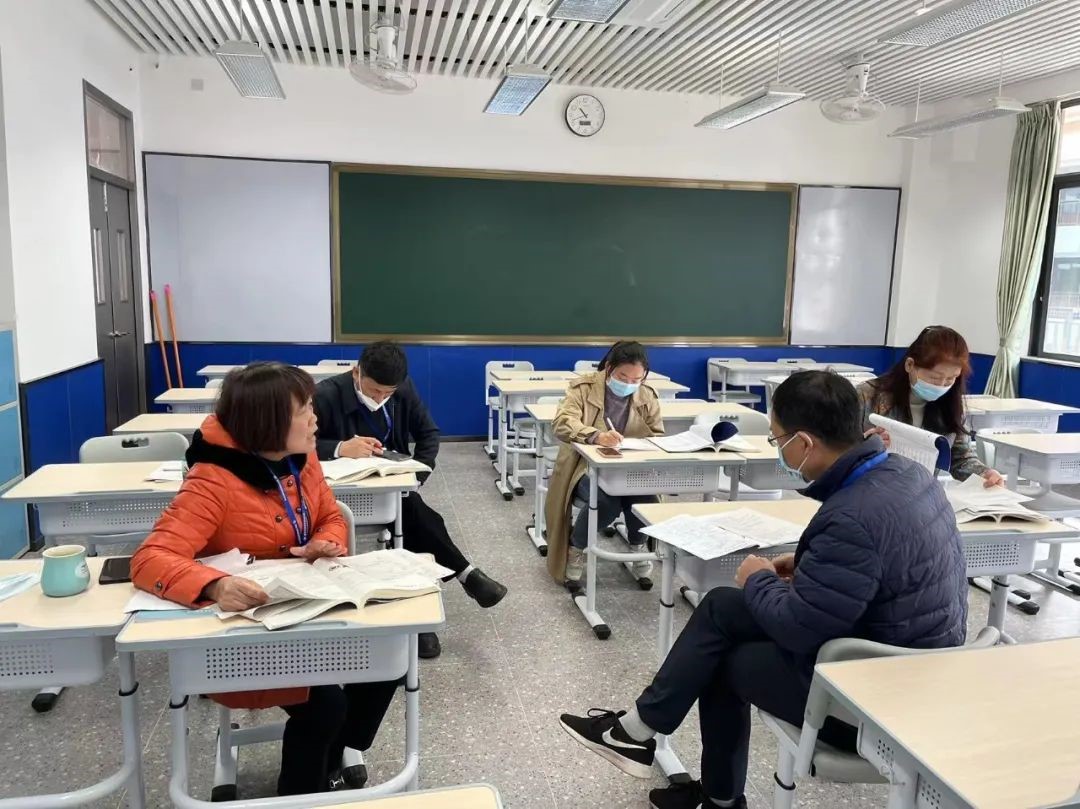 数学科组  手执粉笔，解世事代数；雄怀壮志，问人生几何！