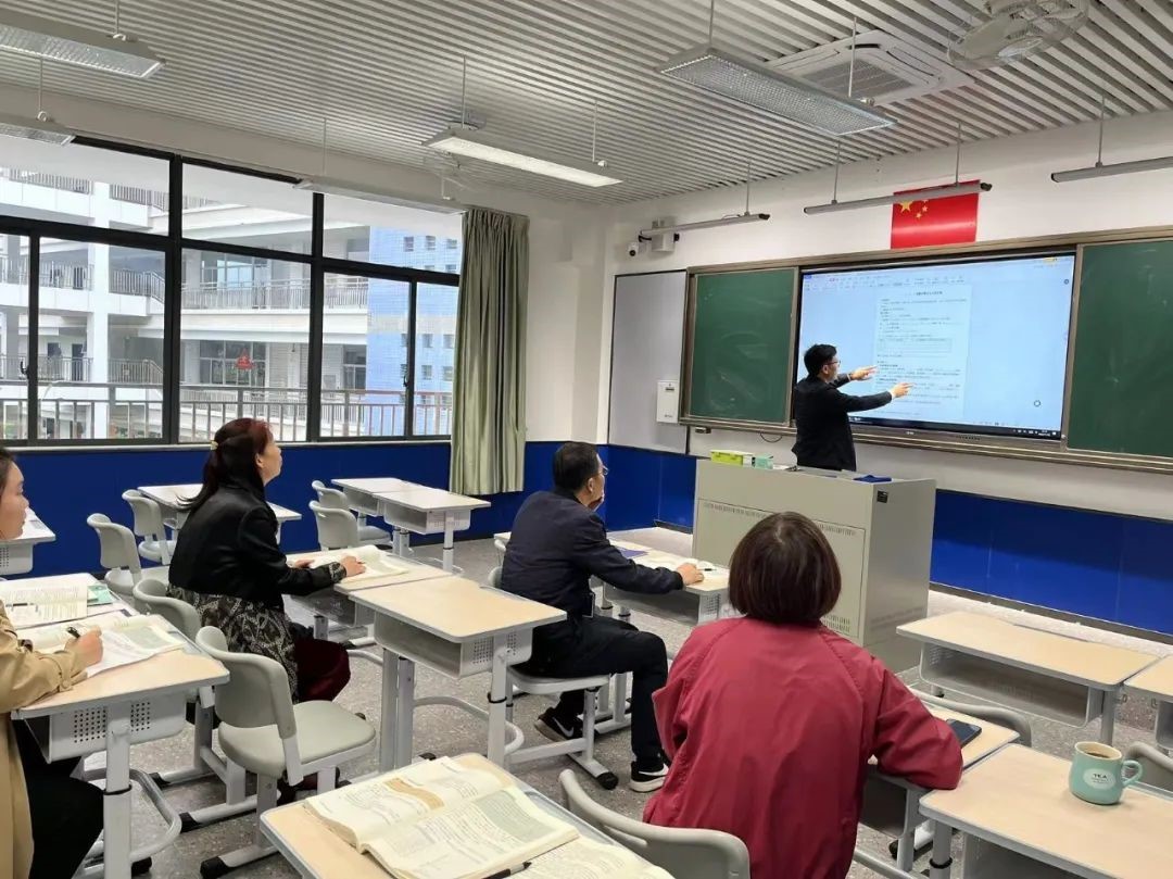 数学科组  手执粉笔，解世事代数；雄怀壮志，问人生几何！