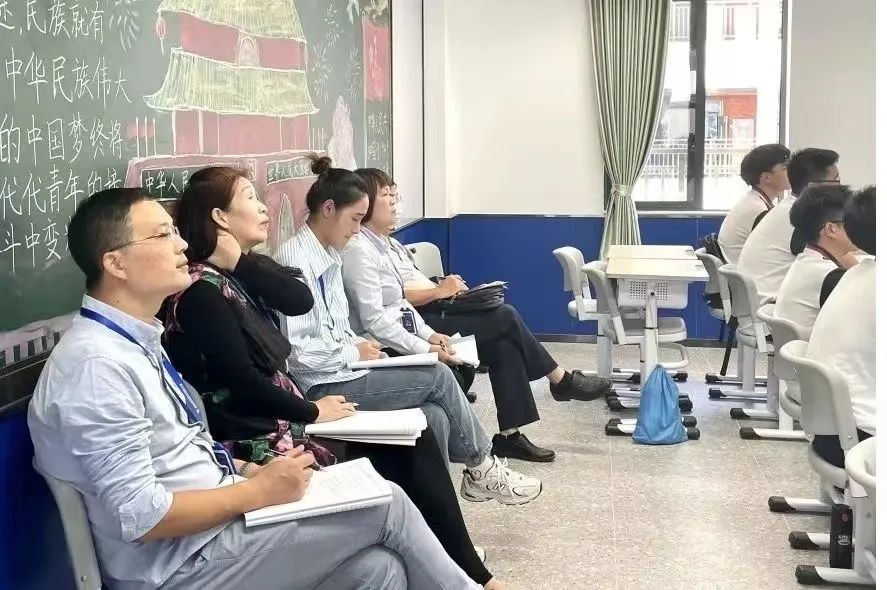 数学科组  手执粉笔，解世事代数；雄怀壮志，问人生几何！