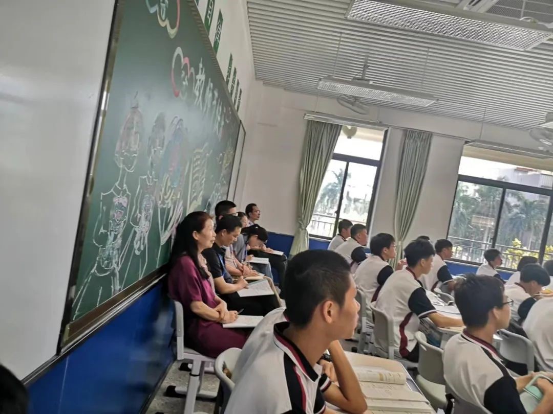 数学科组  手执粉笔，解世事代数；雄怀壮志，问人生几何！