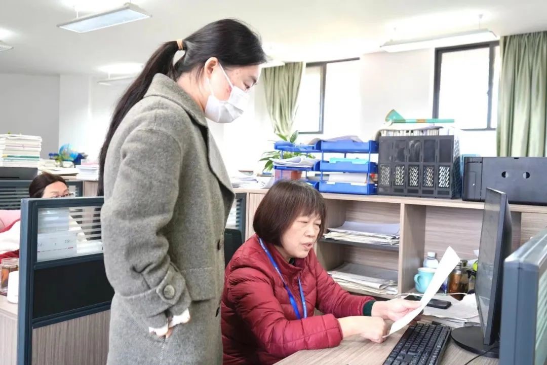 数学科组  手执粉笔，解世事代数；雄怀壮志，问人生几何！