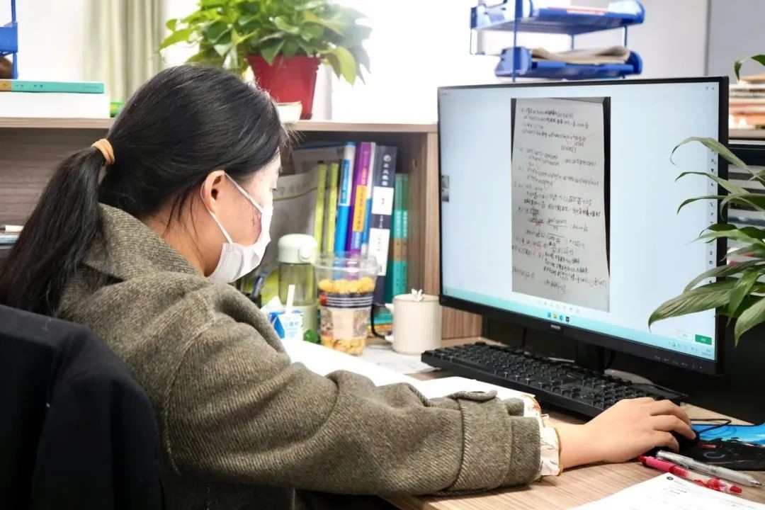 数学科组  手执粉笔，解世事代数；雄怀壮志，问人生几何！