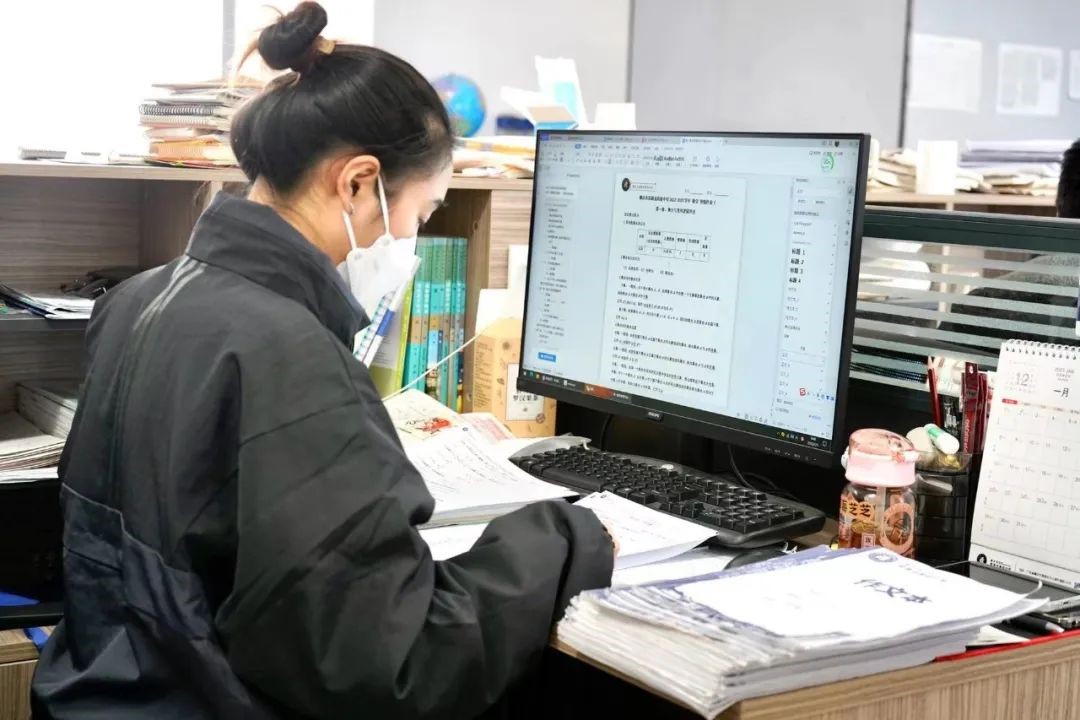 数学科组  手执粉笔，解世事代数；雄怀壮志，问人生几何！