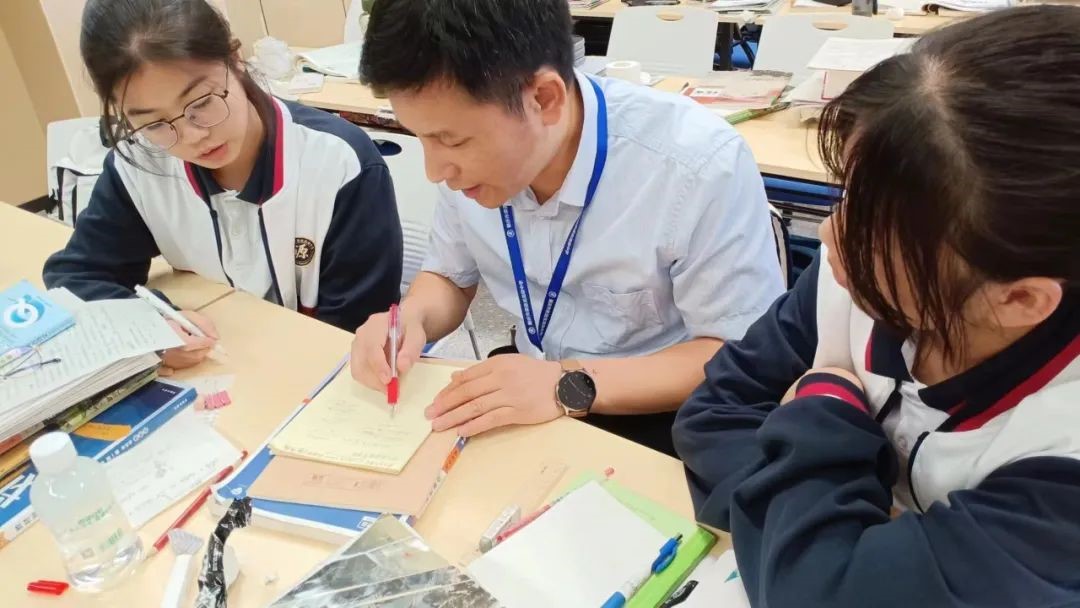 数学科组  手执粉笔，解世事代数；雄怀壮志，问人生几何！