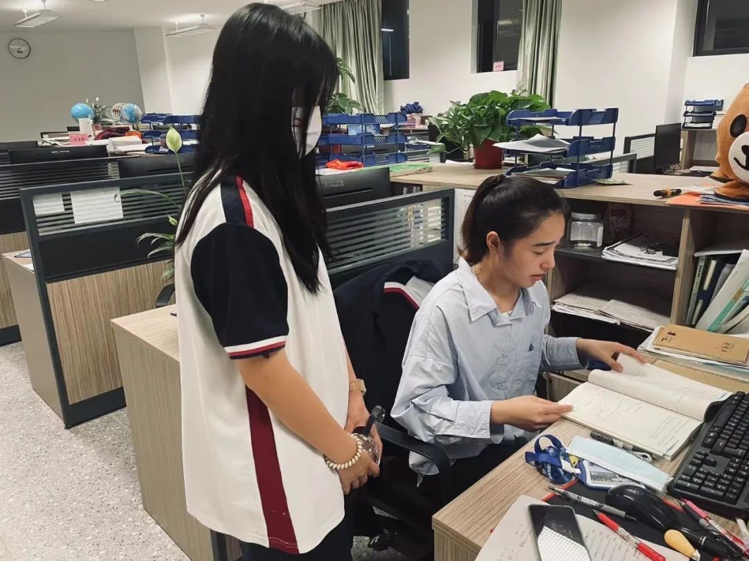 数学科组  手执粉笔，解世事代数；雄怀壮志，问人生几何！