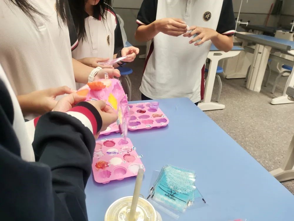 让学生爱上动手 特色校本课“玩”得开心，记得深刻！