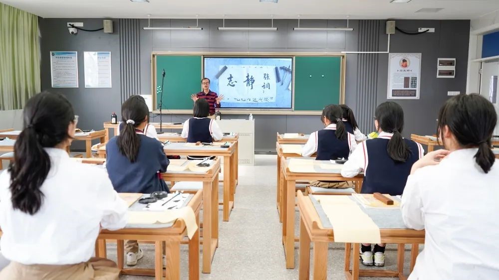 校本课程开课啦  校本课程齐绽放，多元发展促成长！