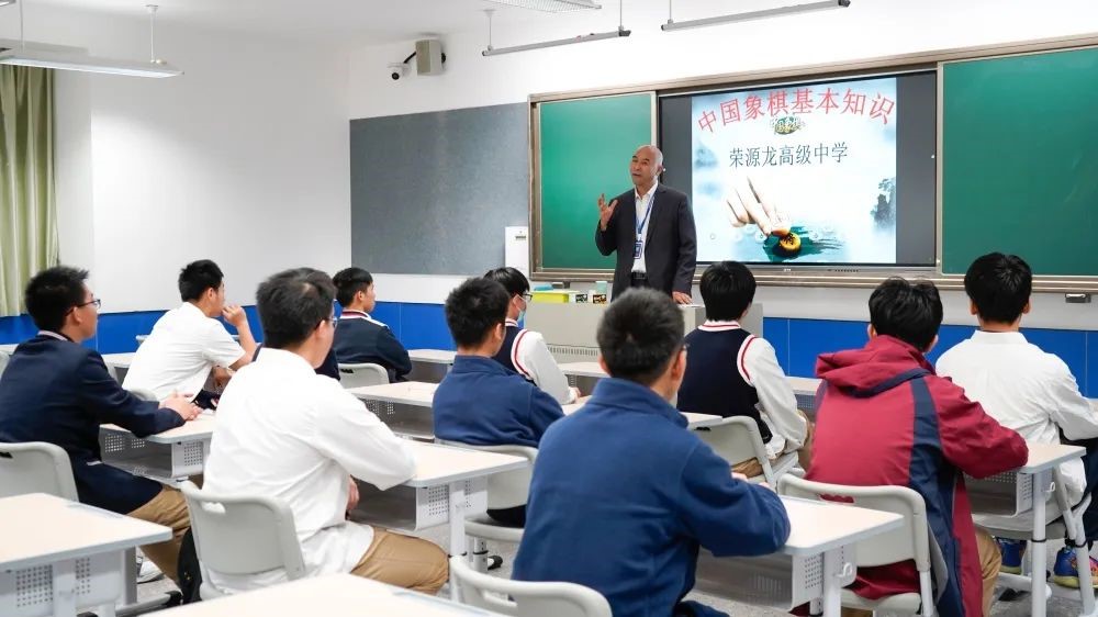 校本课程开课啦  校本课程齐绽放，多元发展促成长！