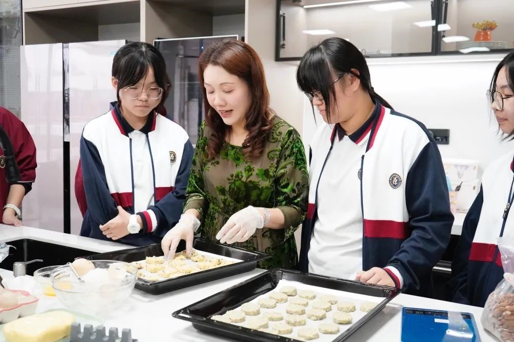 校本课程开课啦  校本课程齐绽放，多元发展促成长！