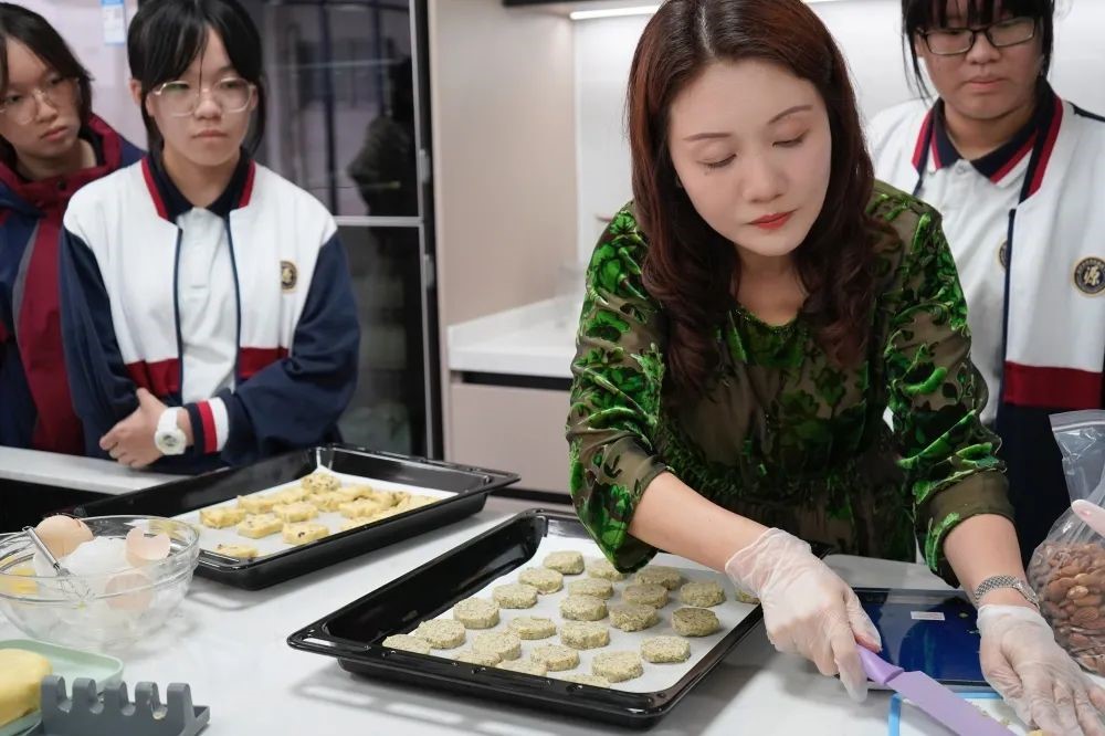 校本课程开课啦  校本课程齐绽放，多元发展促成长！