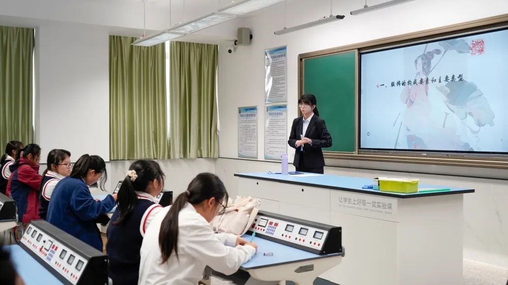 校本课程开课啦  校本课程齐绽放，多元发展促成长！