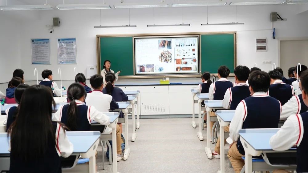 校本课程开课啦  校本课程齐绽放，多元发展促成长！