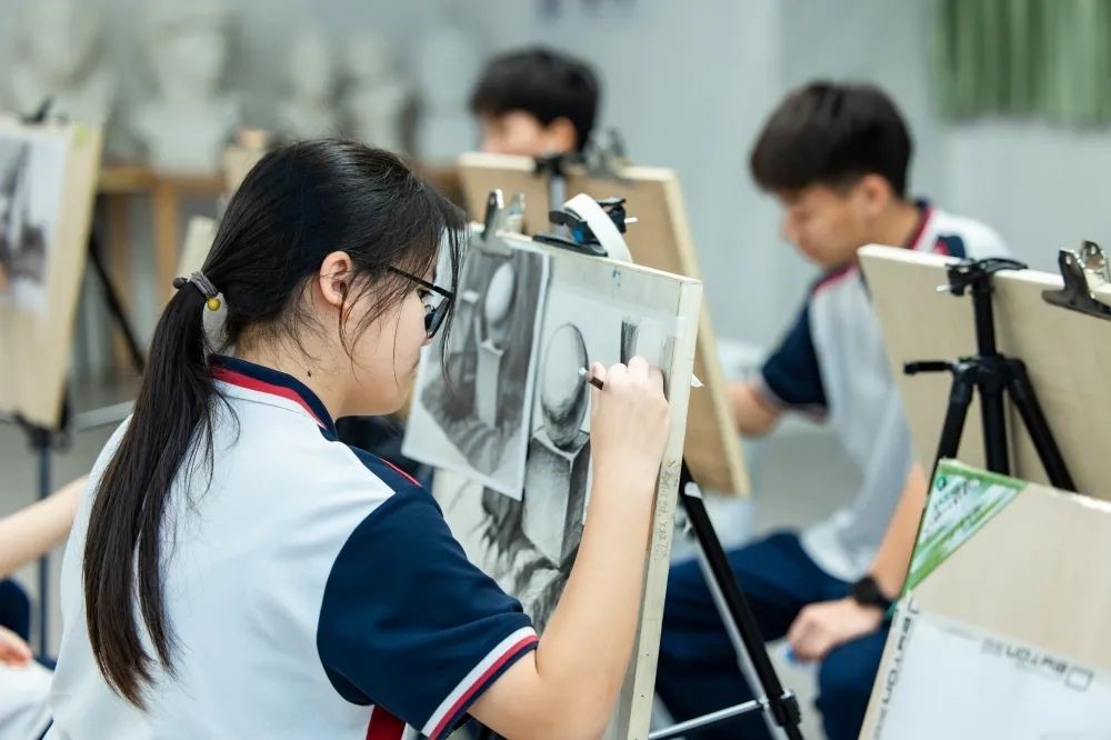 校本课程开课啦  校本课程齐绽放，多元发展促成长！
