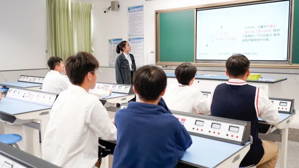 校本课程开课啦  校本课程齐绽放，多元发展促成长！