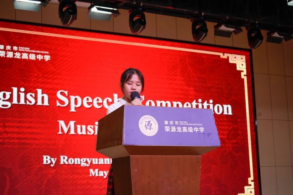 英语演讲比赛  “英”韵飞扬，“语”出精彩！