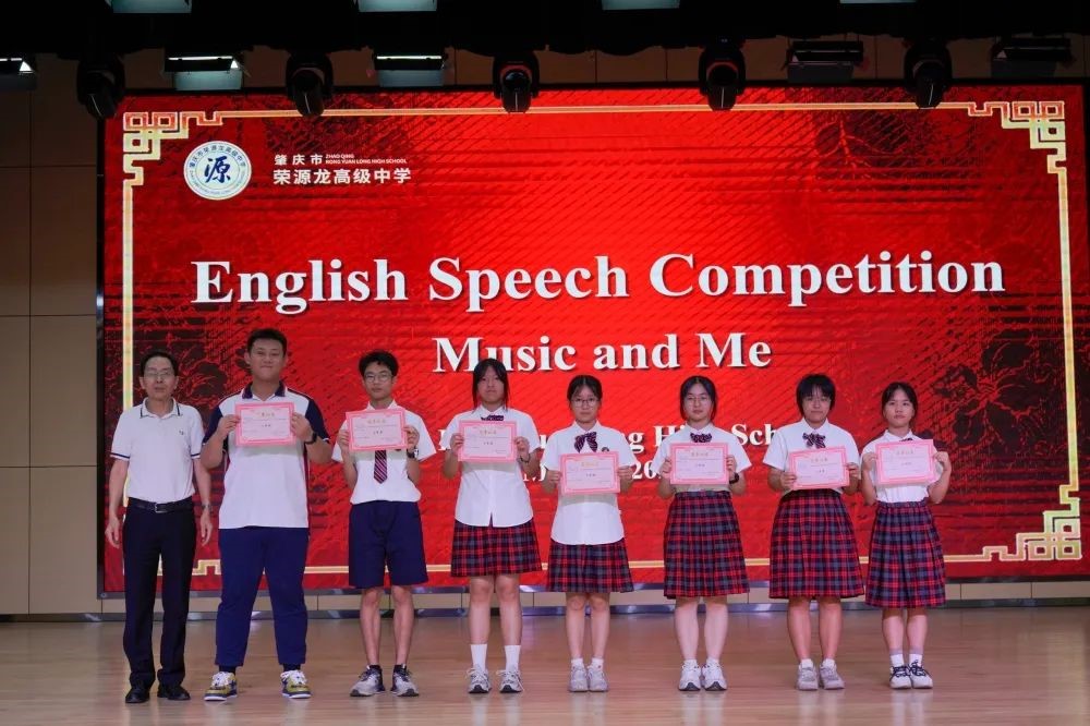 英语演讲比赛  “英”韵飞扬，“语”出精彩！
