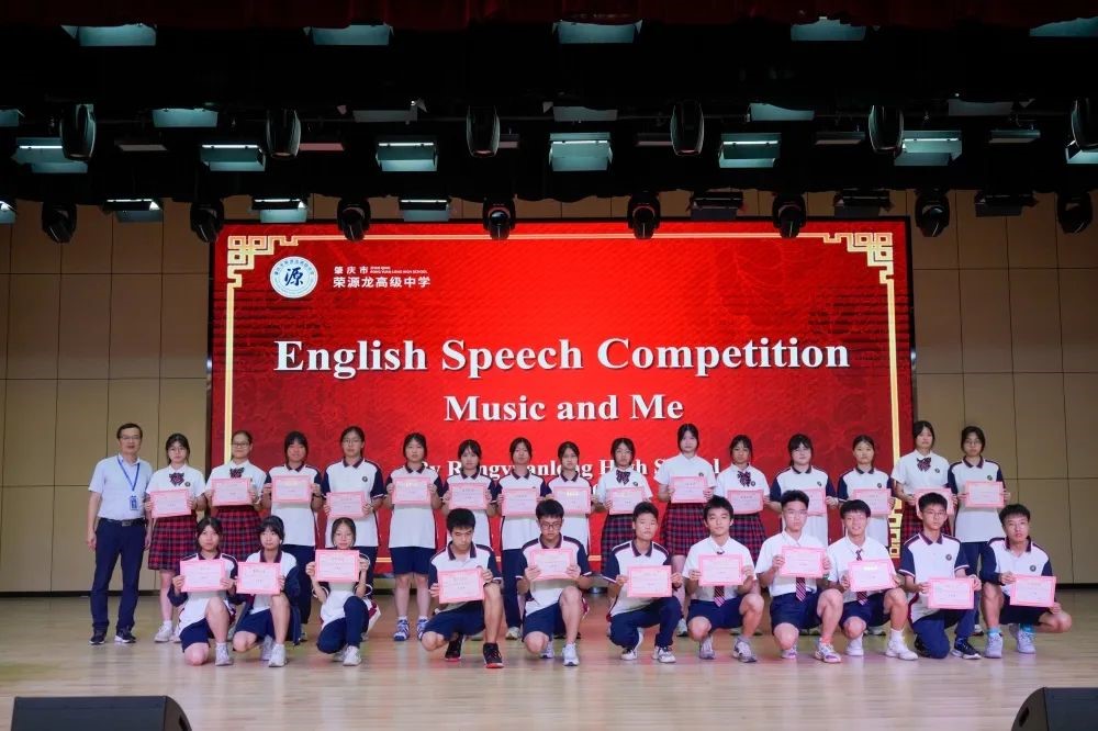 英语演讲比赛  “英”韵飞扬，“语”出精彩！