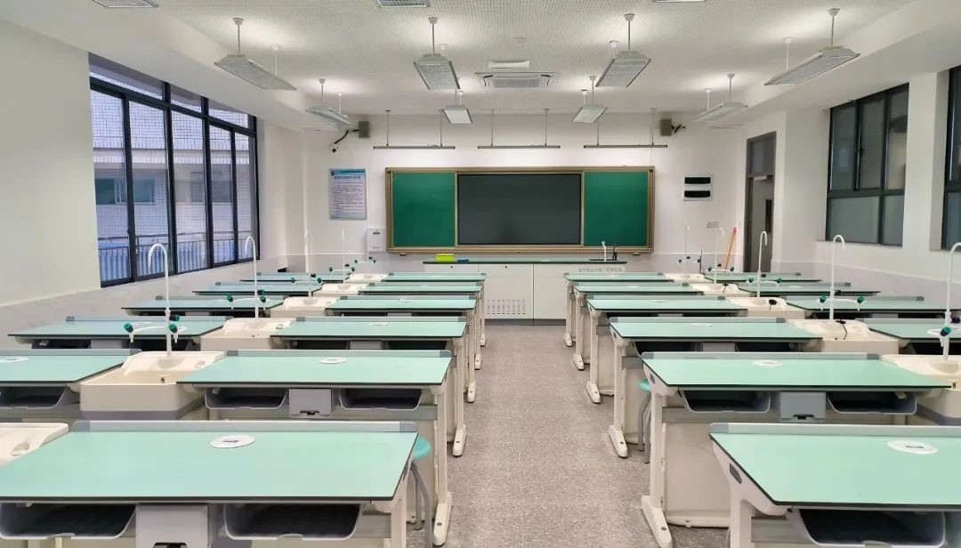 寻找答案  在如此变“化”莫测的化学世界里，学生在实验课上学习什么？