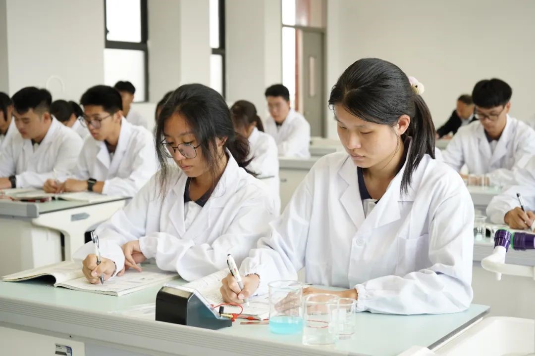寻找答案  在如此变“化”莫测的化学世界里，学生在实验课上学习什么？