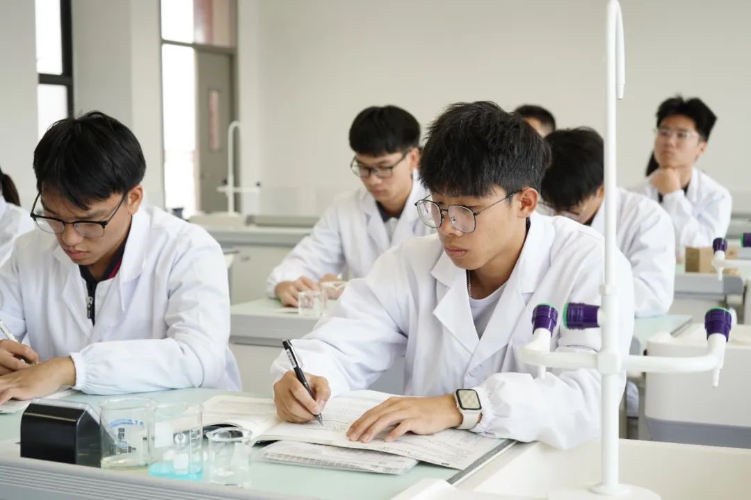 寻找答案  在如此变“化”莫测的化学世界里，学生在实验课上学习什么？