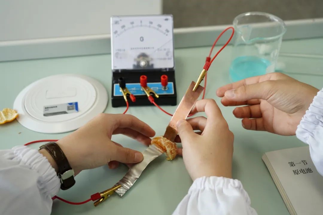 寻找答案  在如此变“化”莫测的化学世界里，学生在实验课上学习什么？