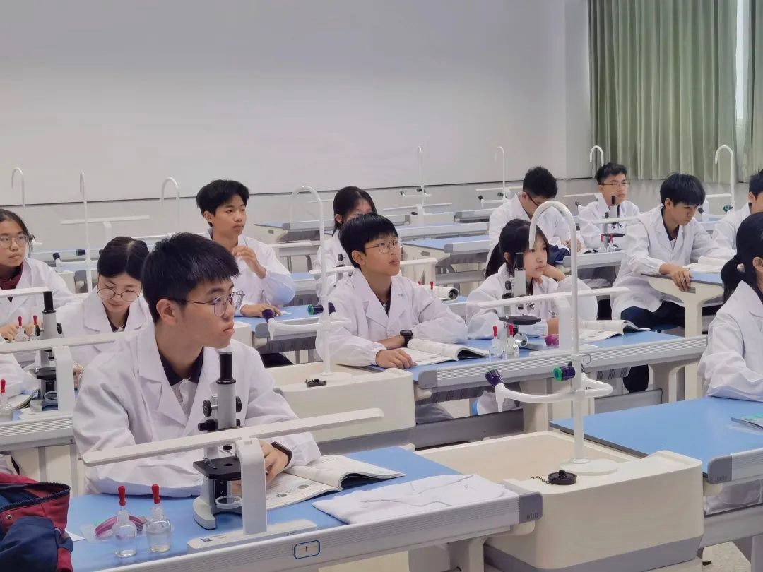 看！显微镜下的微观世界  荣源龙实验课记事（一）