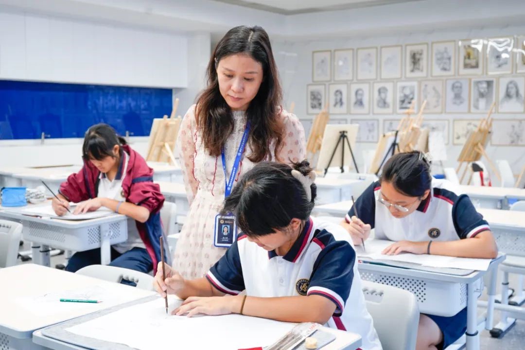 走进校本课  体验工笔花鸟技法，感悟国画之美！