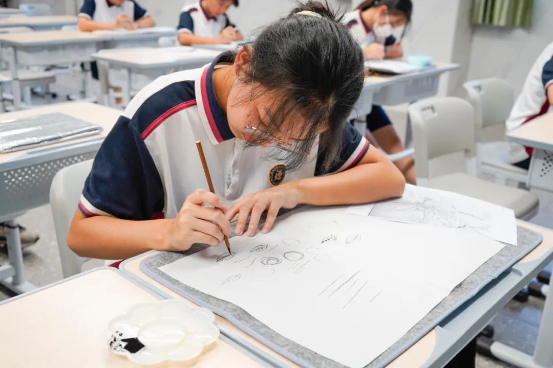 走进校本课  体验工笔花鸟技法，感悟国画之美！