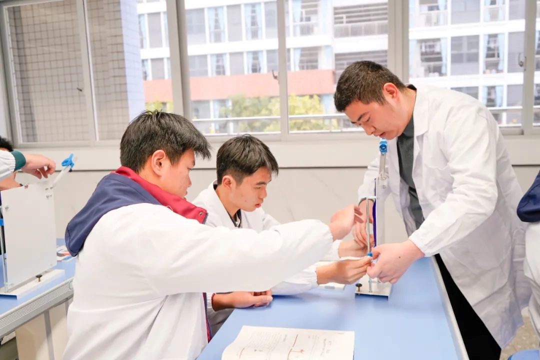 实验教学法  带领学生走进物理实验室，自主探究和实验操作！