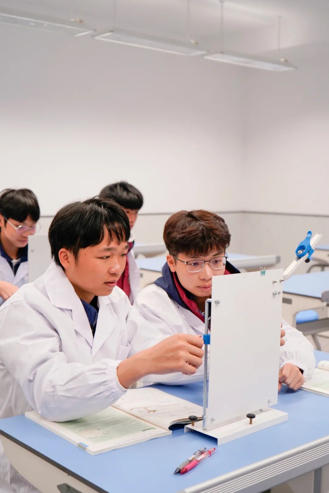 实验教学法  带领学生走进物理实验室，自主探究和实验操作！