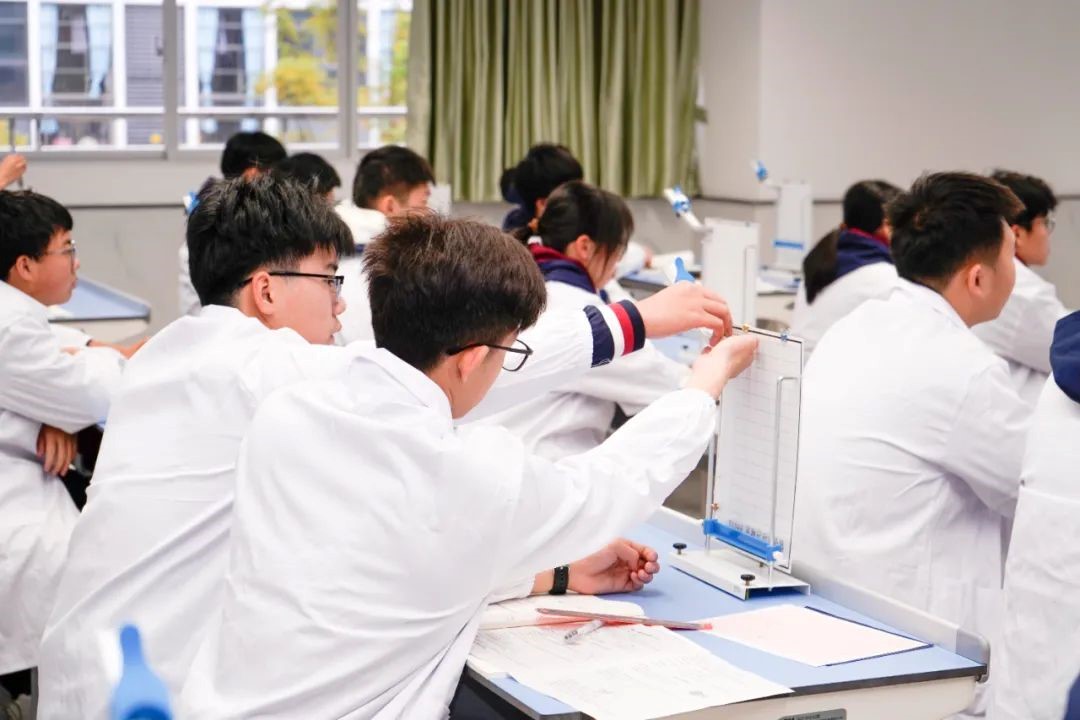 实验教学法  带领学生走进物理实验室，自主探究和实验操作！