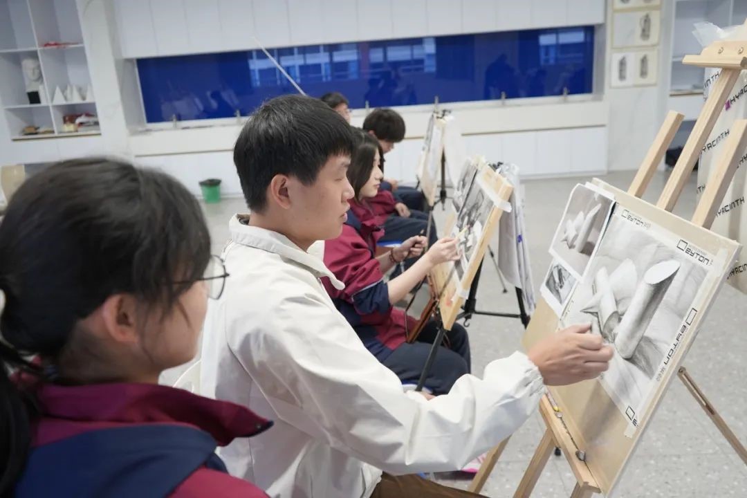 踔厉奋进 “艺”路生花  