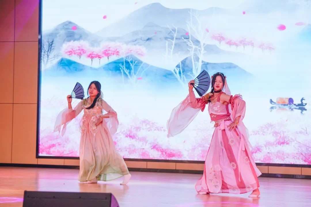 踔厉奋进 “艺”路生花  