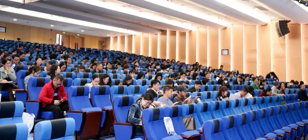 相聚荣源龙 ，“研”语绽芳华  肇庆市高二语文新教材教学培训会在我校圆满完成