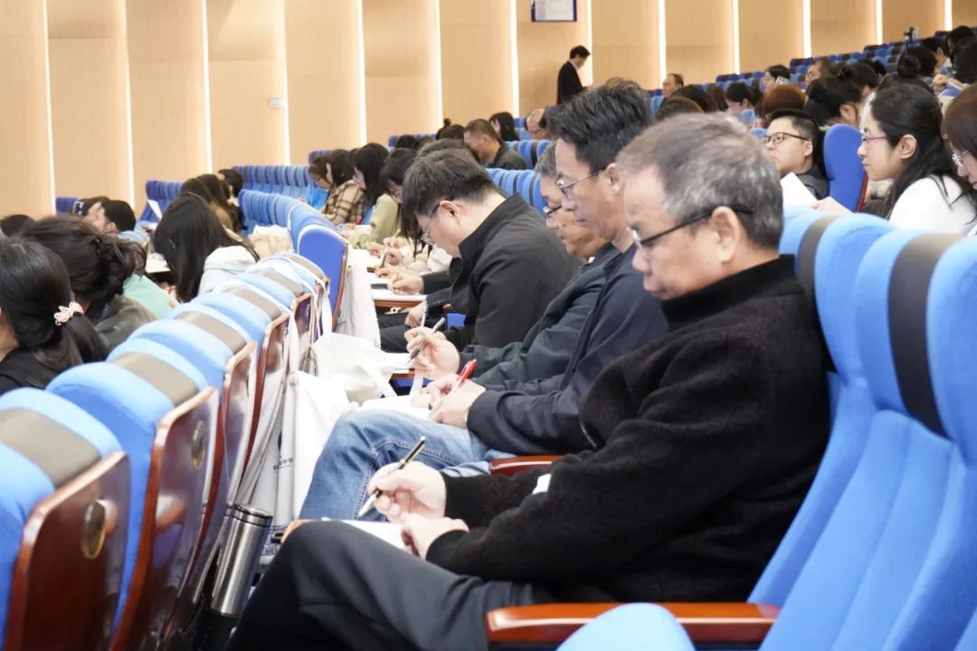 相聚荣源龙 ，“研”语绽芳华  肇庆市高二语文新教材教学培训会在我校圆满完成