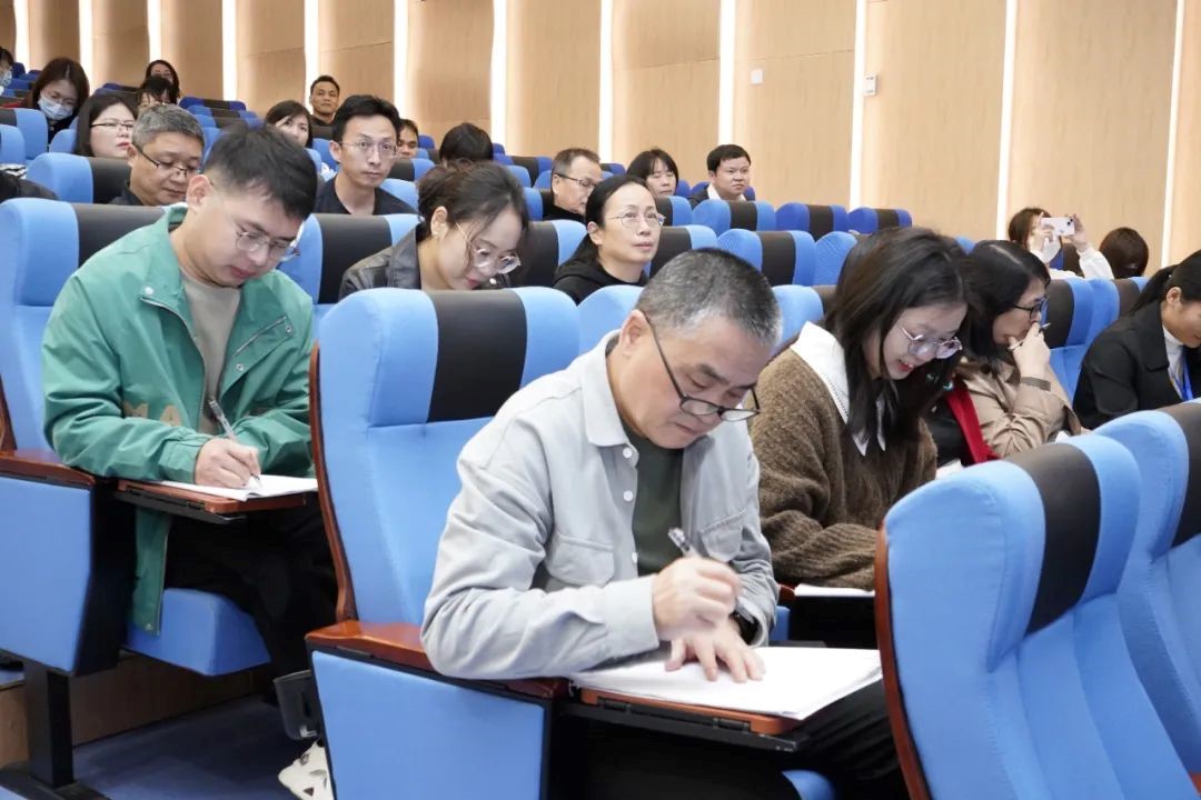 相聚荣源龙 ，“研”语绽芳华  肇庆市高二语文新教材教学培训会在我校圆满完成