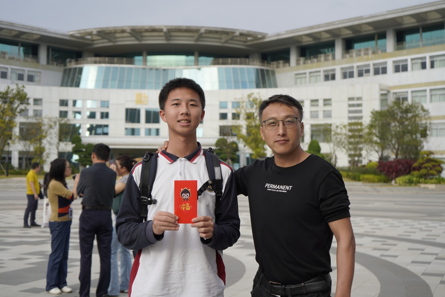 “龙”光焕发新学期 | 开学红包你领了吗？