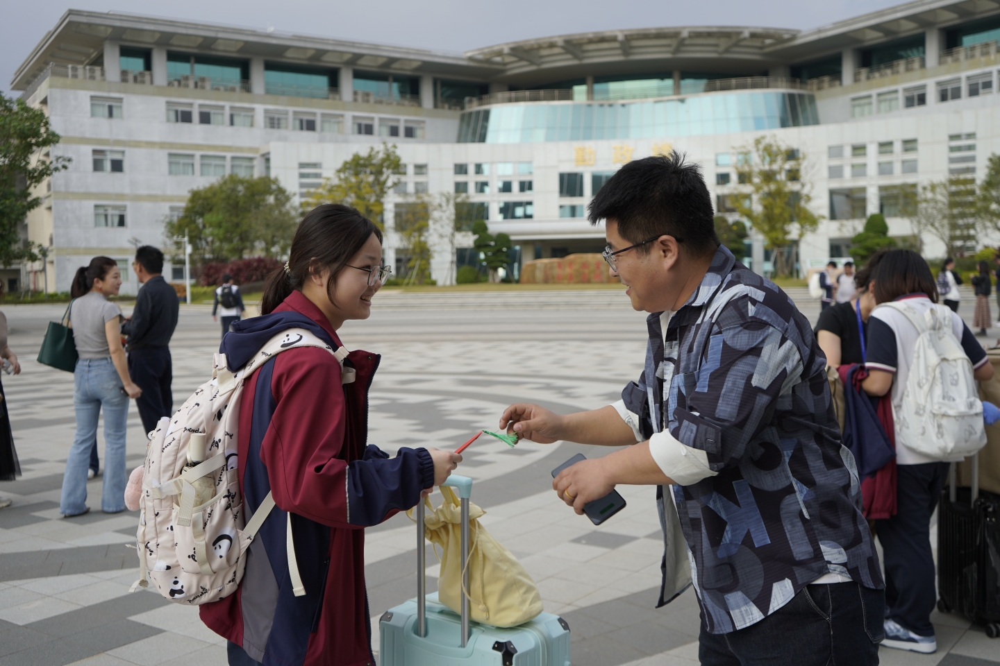 “龙”光焕发新学期 | 开学红包你领了吗？