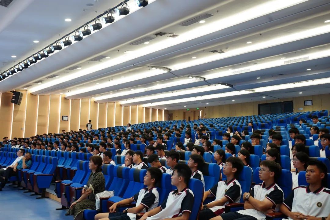 谈高考 树目标 成就大学梦想荣源龙高级中学学生职业生涯发展规划专题讲座