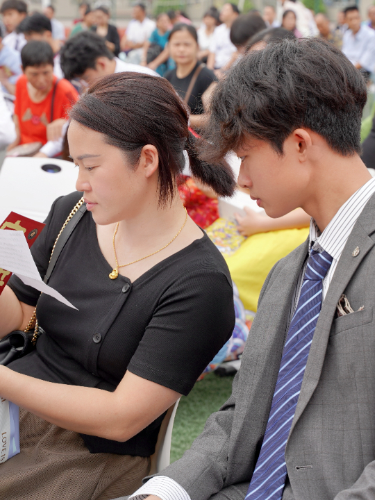 年少鸿鹄志，拼搏正当时——荣源龙高级中学隆重举行2025届高三学生成人礼