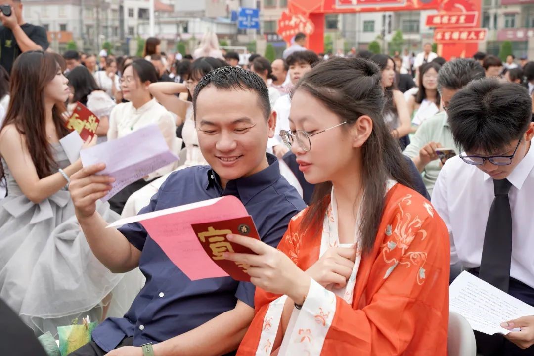 年少鸿鹄志，拼搏正当时——荣源龙高级中学隆重举行2025届高三学生成人礼