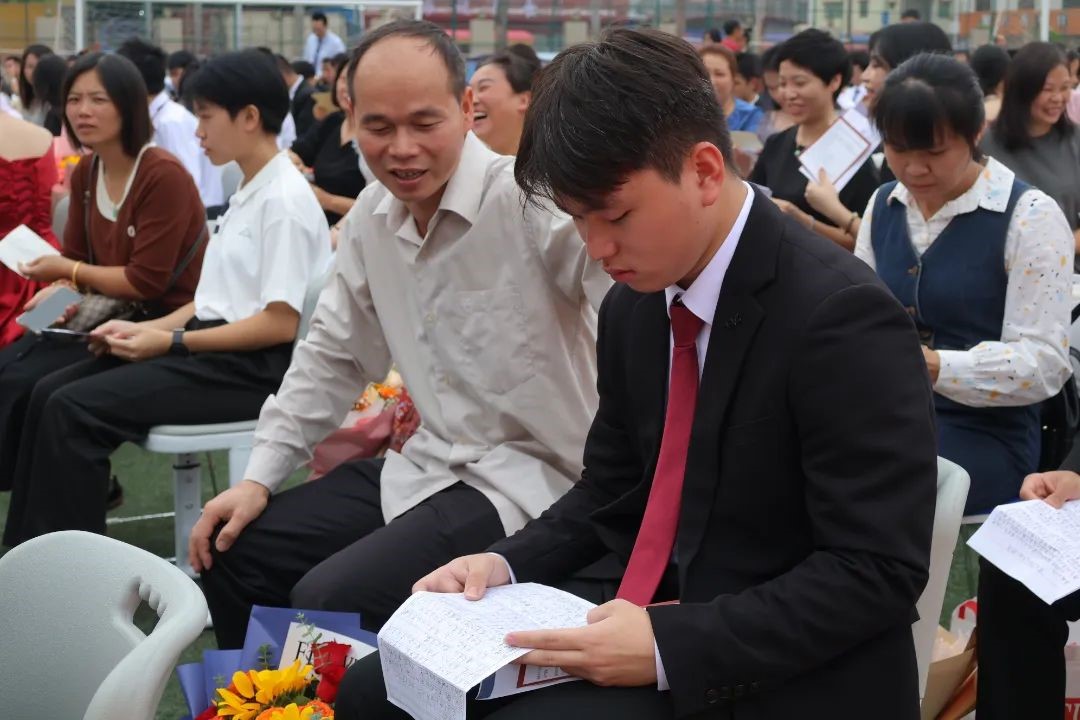 年少鸿鹄志，拼搏正当时——荣源龙高级中学隆重举行2025届高三学生成人礼