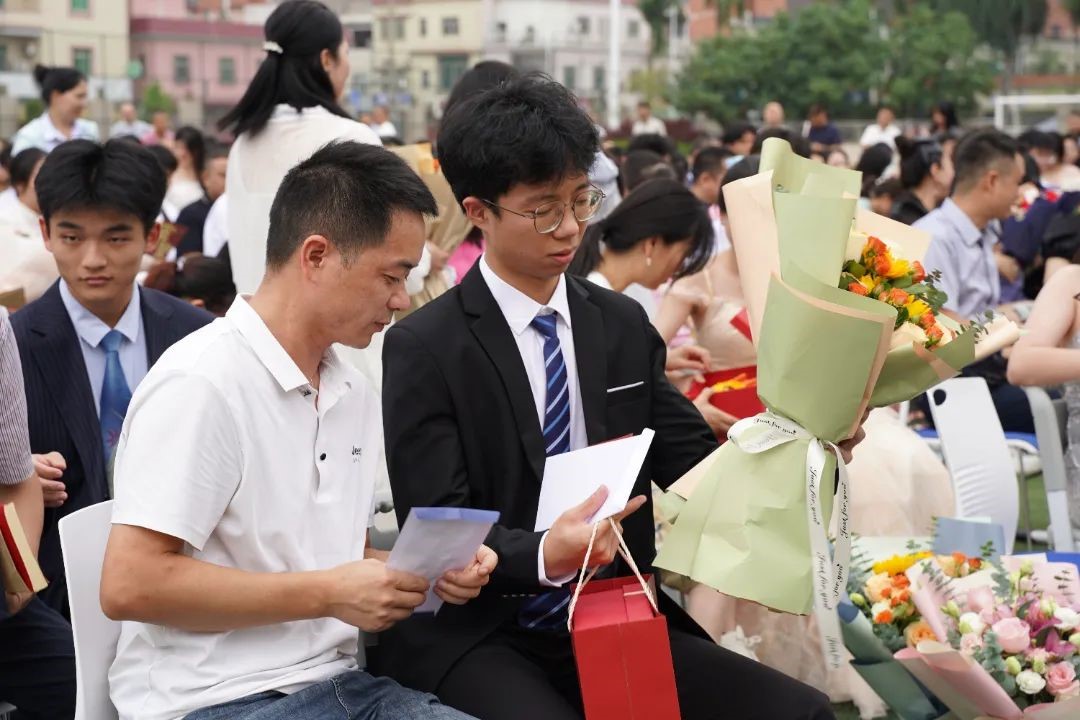 年少鸿鹄志，拼搏正当时——荣源龙高级中学隆重举行2025届高三学生成人礼