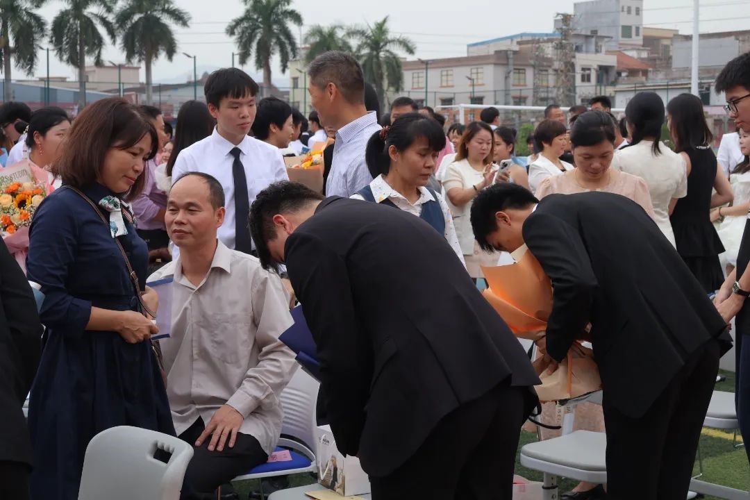 年少鸿鹄志，拼搏正当时——荣源龙高级中学隆重举行2025届高三学生成人礼