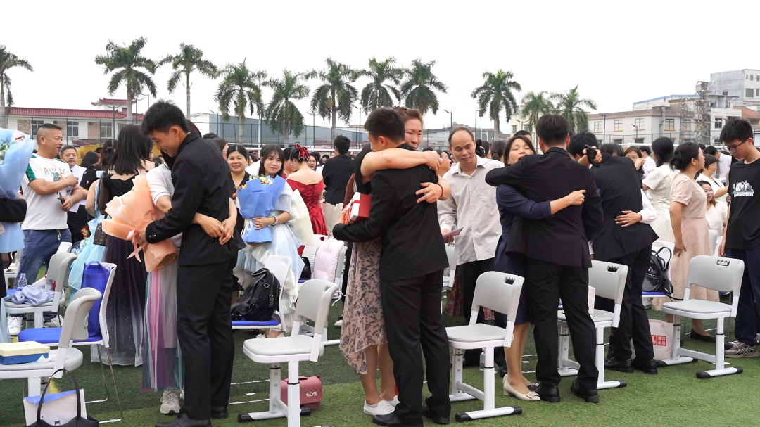 年少鸿鹄志，拼搏正当时——荣源龙高级中学隆重举行2025届高三学生成人礼