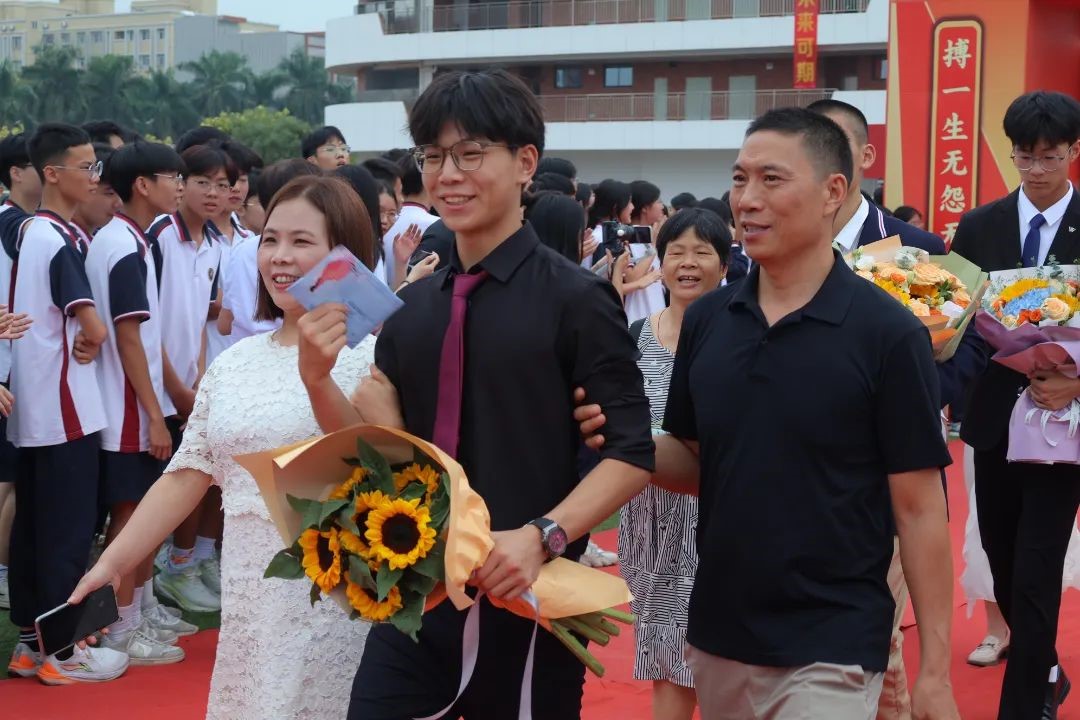 年少鸿鹄志，拼搏正当时——荣源龙高级中学隆重举行2025届高三学生成人礼